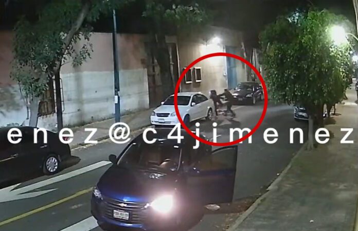 Conductor persigue a ciclista, lo alcanza y lo golpea. A pesar de que transeúntes y otros conductores pasaron por el lugar mientras el automovilista le propinaba la golpiza al ciclista, nadie se detuvo a ayudarlo.