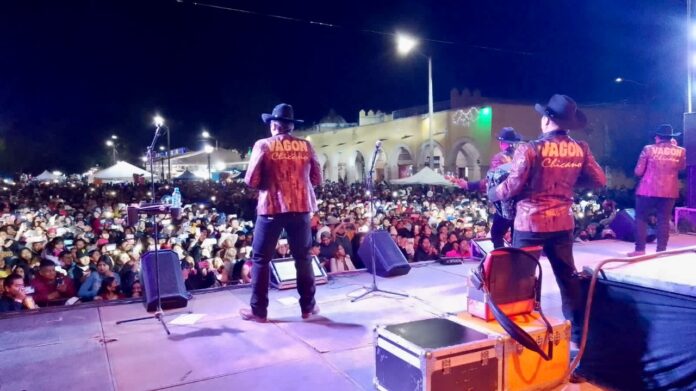 Rodolfo, Eleazar, José Luis y Alfredo salieron al escenario y fueron recibidos con gran entusiasmo.