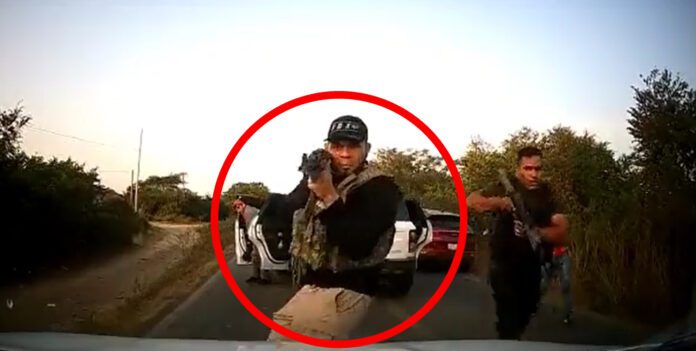 Debido al ruido de la música y el motor del coche, no es clara la conversación que llevan los aparentes delincuentes.