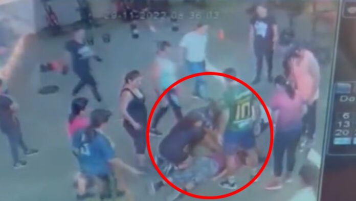 Mujer fallece súbitamente mientras entrenaba en un gimnasio de Ecuador.