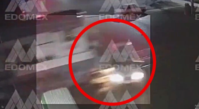 La peligrosa acción quedó registrada por cámaras de videovigilancia de Estado de México.