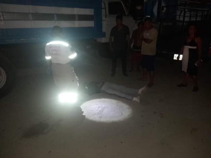 La víctima estaba en compañía de otras personas frente a su domicilio cuando se escucharon balazos al aire, uno de los proyectiles lo impactó, infligiendo lesiones que le provocaron la muerte.