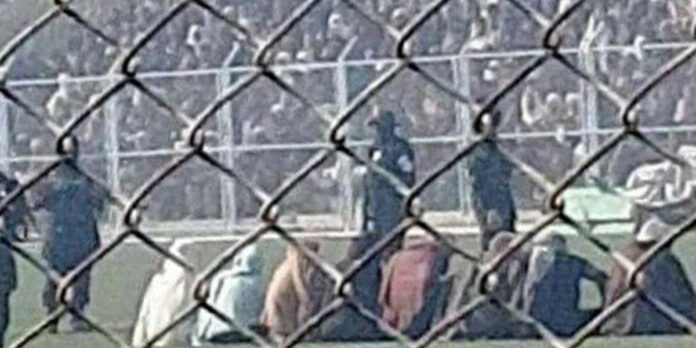 Al campo de fútbol acudieron altos funcionarios locales del gobierno interino de los talibanes quienes dieron una serie de discursos antes de que los condenados fuesen flagelados.