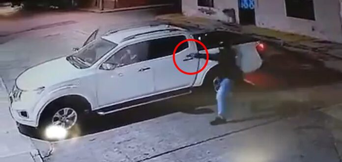 Al ser bajada de la unidad por los ladrones, la mujer pidió que le dejaran bajar a su hijo que viajaba en la parte trasera de la unidad.