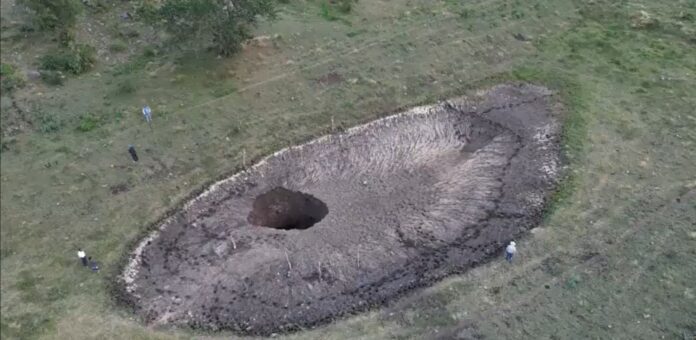 Jóvenes escucharon un estruendo y vieron como el agua comenzó a filtrarse por el agujero que se abrió en la tierra.
