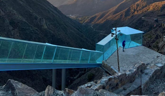 ¡Un tobogán de cristal en el desierto! Real de Catorce sigue posicionándose como uno de los destinos favoritos de SLP y ahora con un nuevo atractivo lleno de emoción y una grandiosa vista.