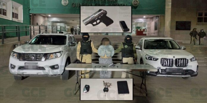 En Moctezuma, S.L.P., una mujer fue detenida por el robo de un BMW, portaba un arma de fuego.