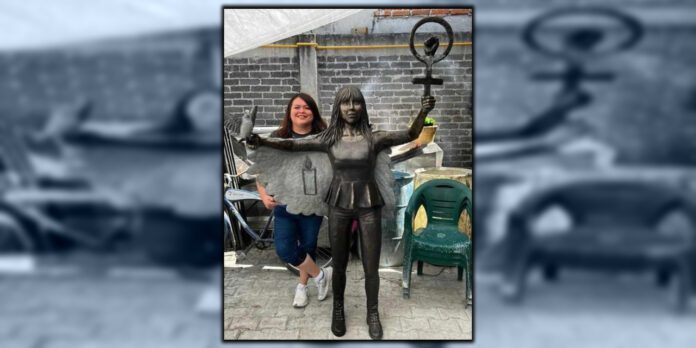 Ivette Gasca esculpe memoriales para víctimas de feminicidio.