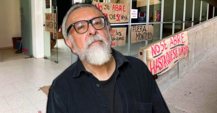 Estudiantes manifestaron la salida del maestro de la Coordinación Académica.