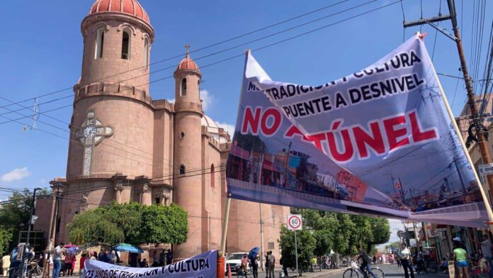Grupo de vecinos en El Saucito bloquean la Av. Fray Diego de la Magdalena para evitar el inicio del desnivel