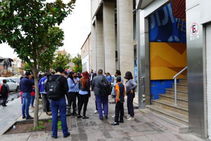 Evacuan edificios por sensación sísmica