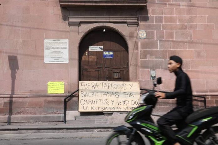 Bloquean iglesia El Saucito