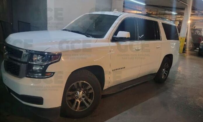 Rescatan a 13 migrantes que iban escondidos en una camioneta