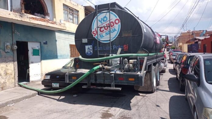 En una semana, Gobierno de la Capital distribuyó más de 11 millones de litros de agua en diferentes zonas de la ciudad