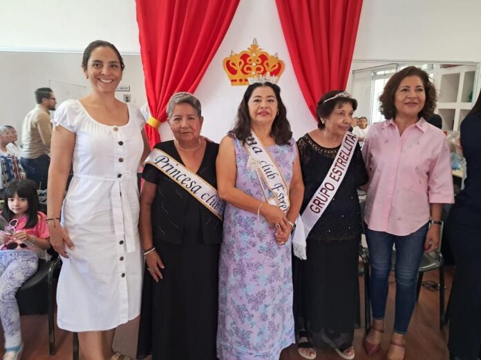 La presidenta de DIF Municipal Estela Arriaga entrega corona a Reina del Club de Adultos Mayores Estrellitas