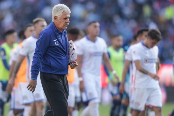 Destituye Cruz Azul al Tuca