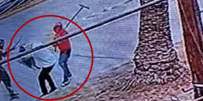 Fue acorralado y sometido a una serie de golpes que lo dejaron indefenso en el suelo.