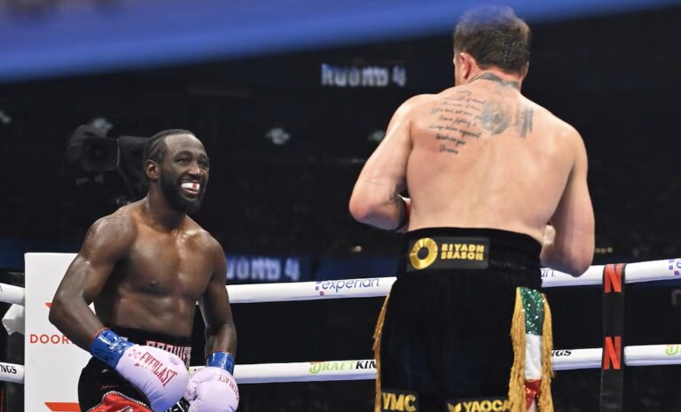 Crawford derrota a Canelo y logra título indiscutido