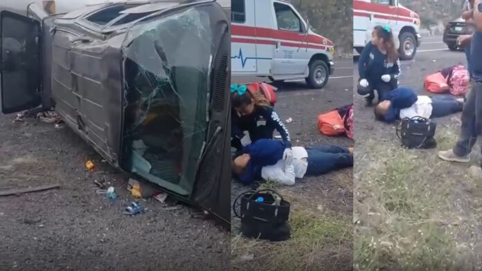 Tráiler vuelca carro con familia dentro