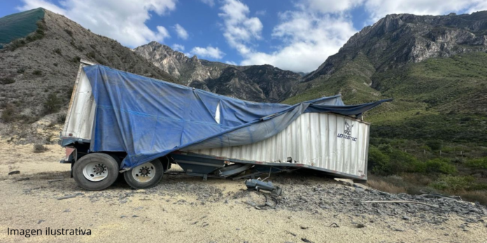 Tráiler se sale del camino, un herido 