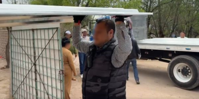 Alcalde entrego laminas a personas afectadas por tromba 