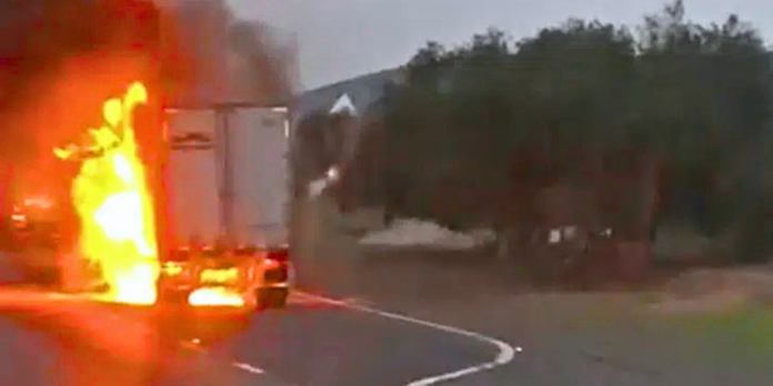 Tráiler se incendia en la carretera 57